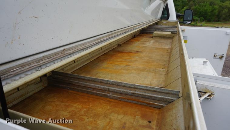 image for item DD7786 2006 Ford F250 Super Duty utility bed pickup truck