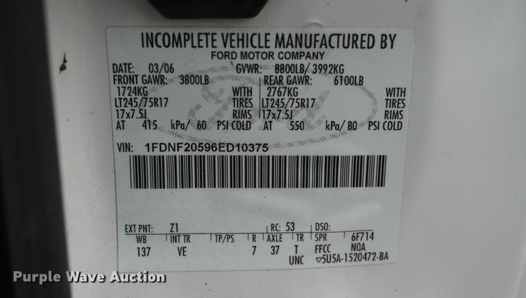 image for item DD7786 2006 Ford F250 Super Duty utility bed pickup truck