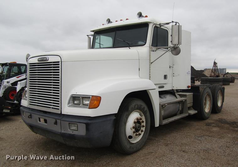 image for item DD8837 2000 Freightliner FLD semi truck