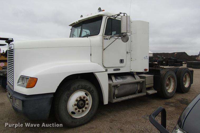 image for item DD8837 2000 Freightliner FLD semi truck