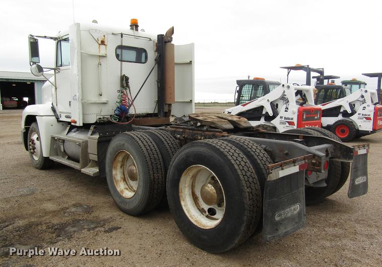 image for item DD8837 2000 Freightliner FLD semi truck