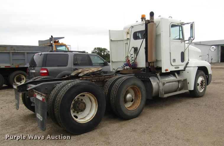image for item DD8837 2000 Freightliner FLD semi truck