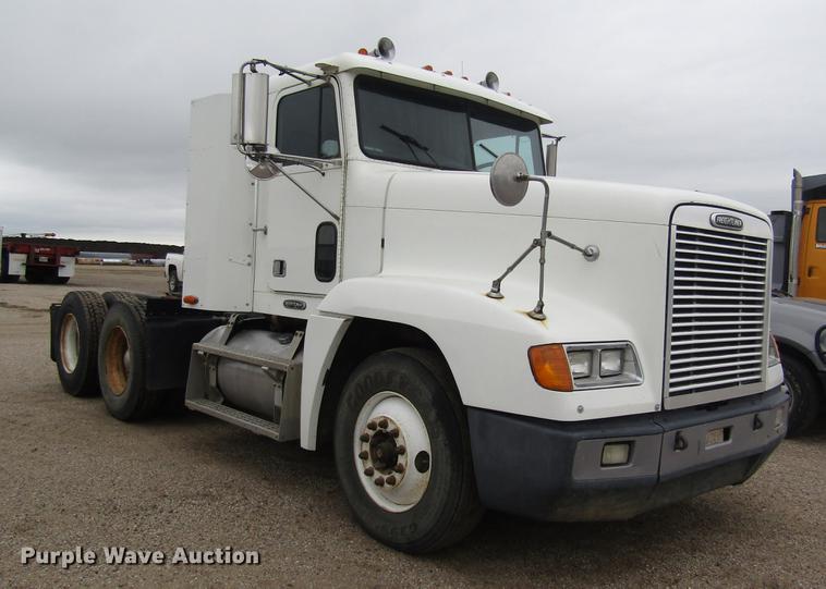 image for item DD8837 2000 Freightliner FLD semi truck