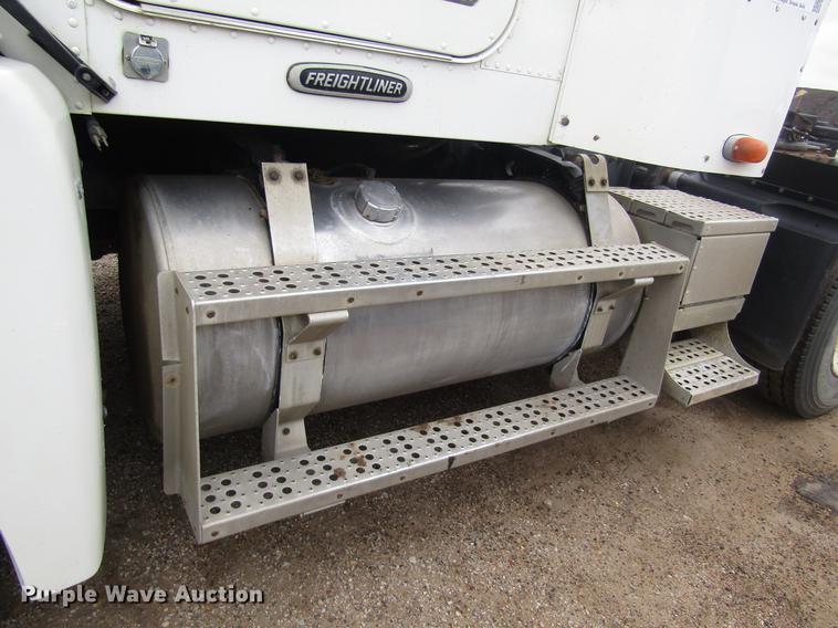 image for item DD8837 2000 Freightliner FLD semi truck