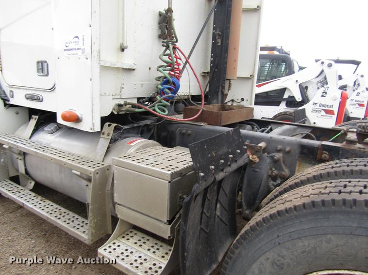 image for item DD8837 2000 Freightliner FLD semi truck