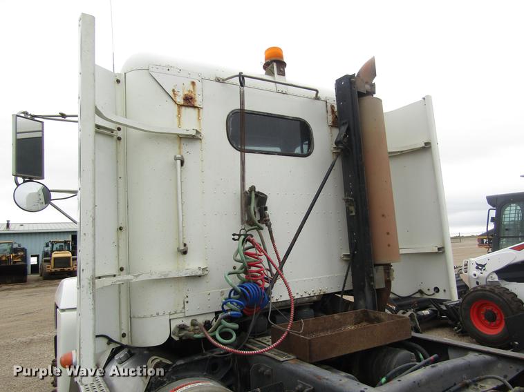 image for item DD8837 2000 Freightliner FLD semi truck