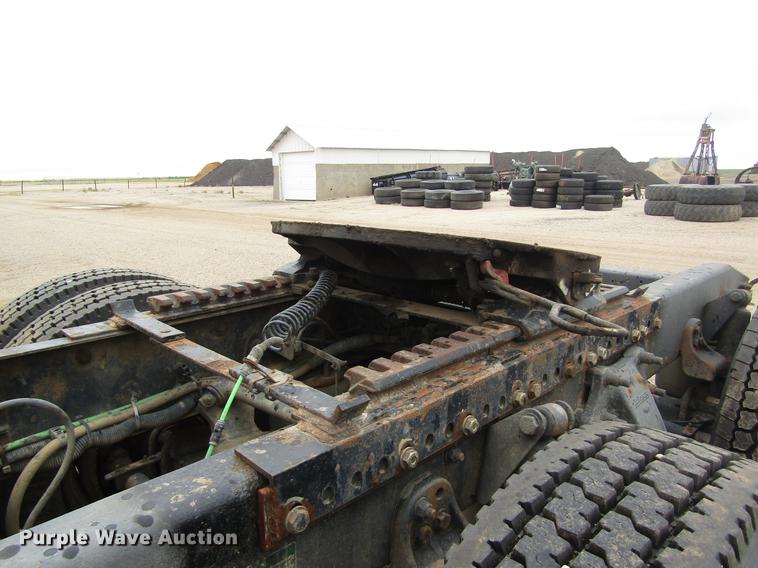 image for item DD8837 2000 Freightliner FLD semi truck