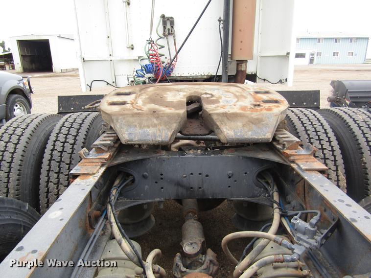 image for item DD8837 2000 Freightliner FLD semi truck