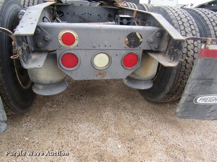 image for item DD8837 2000 Freightliner FLD semi truck