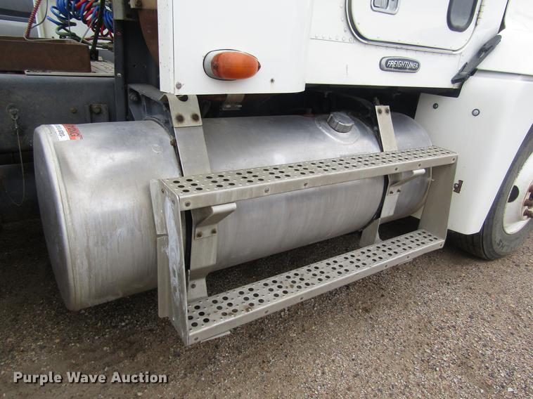 image for item DD8837 2000 Freightliner FLD semi truck