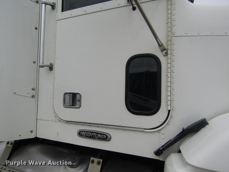 image for item DD8837 2000 Freightliner FLD semi truck