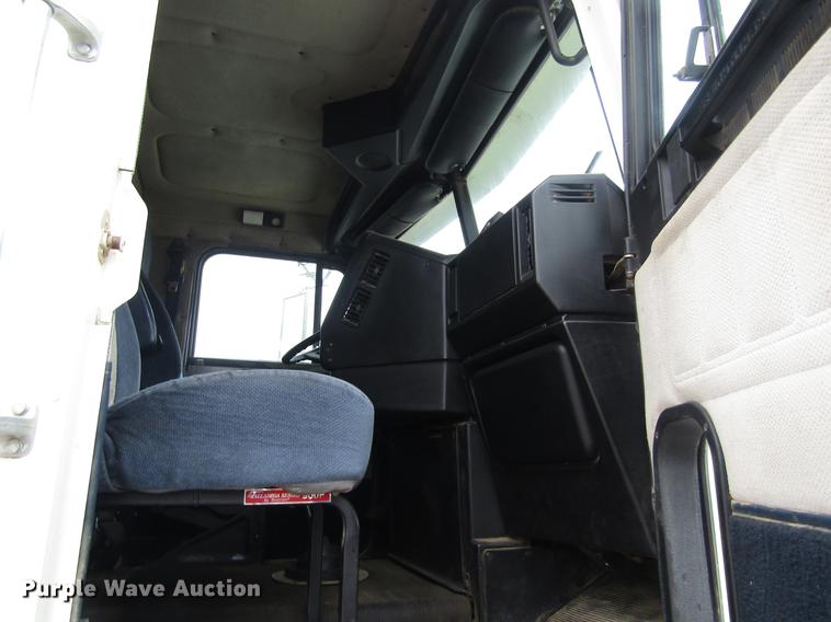 image for item DD8837 2000 Freightliner FLD semi truck