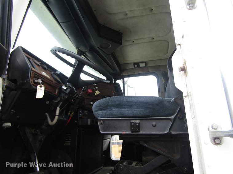 image for item DD8837 2000 Freightliner FLD semi truck