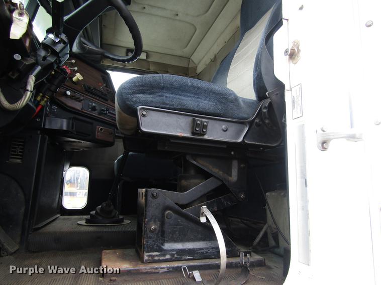 image for item DD8837 2000 Freightliner FLD semi truck