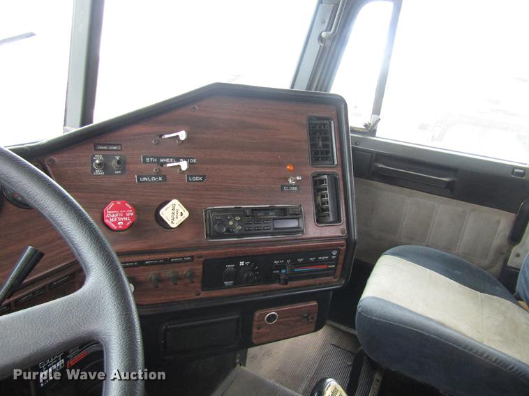 image for item DD8837 2000 Freightliner FLD semi truck