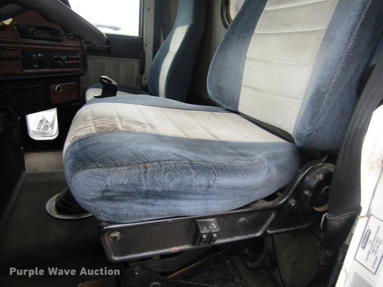 image for item DD8837 2000 Freightliner FLD semi truck