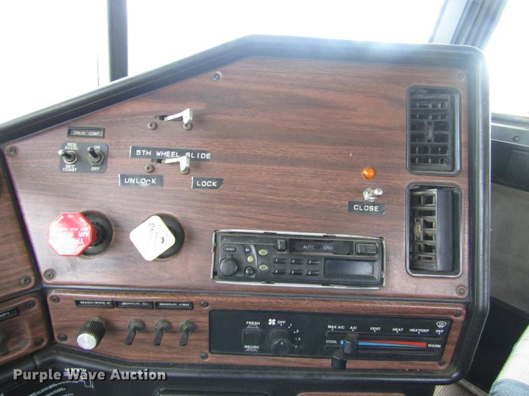 image for item DD8837 2000 Freightliner FLD semi truck