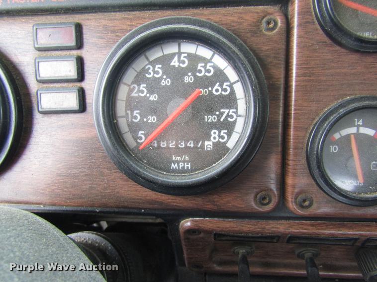 image for item DD8837 2000 Freightliner FLD semi truck