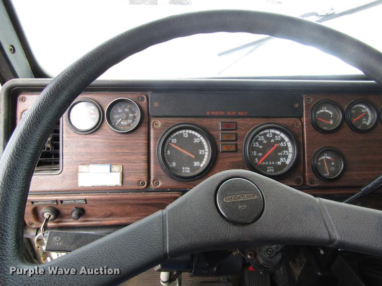 image for item DD8837 2000 Freightliner FLD semi truck