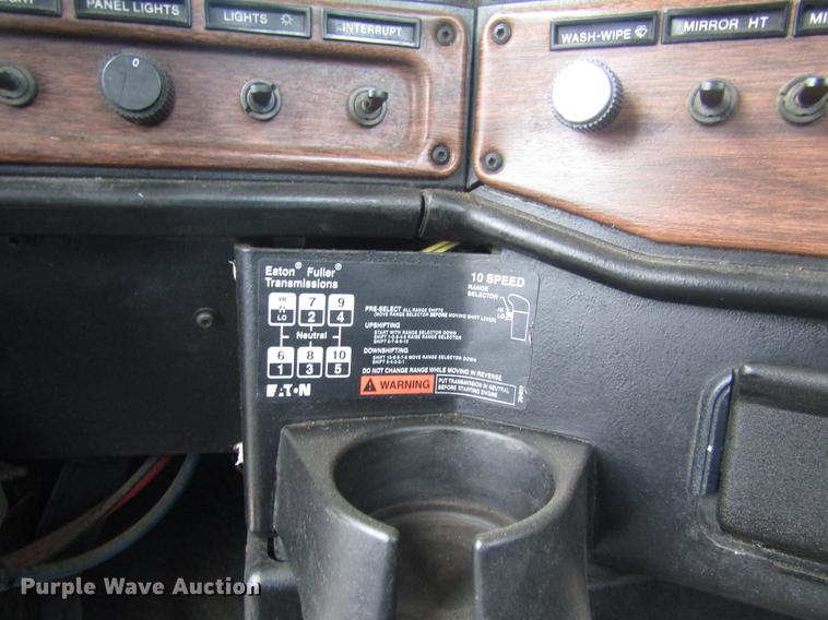 image for item DD8837 2000 Freightliner FLD semi truck