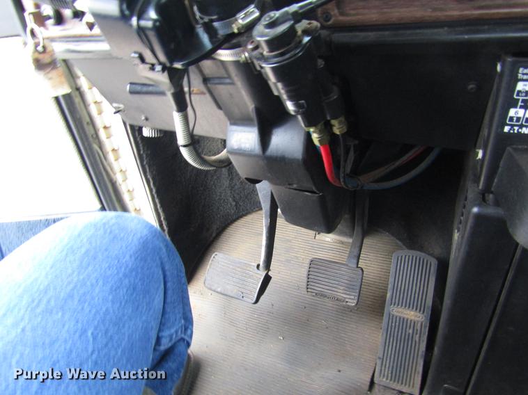 image for item DD8837 2000 Freightliner FLD semi truck