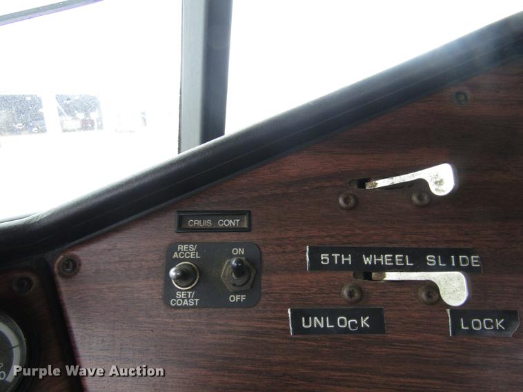 image for item DD8837 2000 Freightliner FLD semi truck