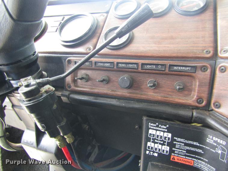 image for item DD8837 2000 Freightliner FLD semi truck