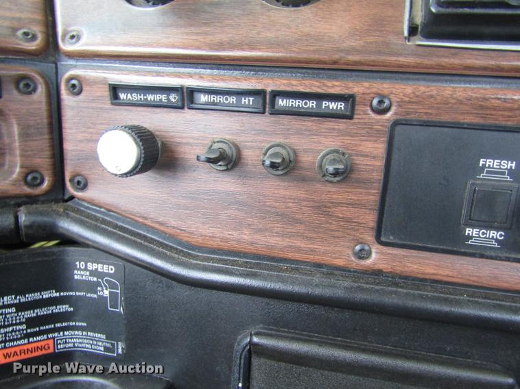 image for item DD8837 2000 Freightliner FLD semi truck