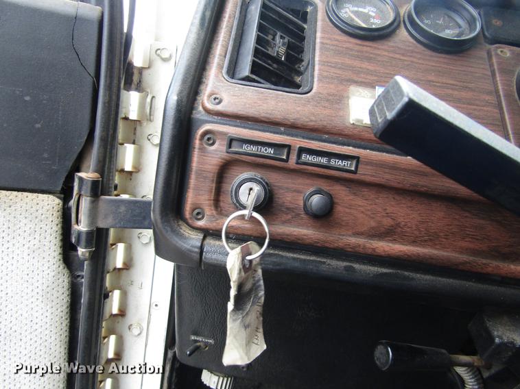 image for item DD8837 2000 Freightliner FLD semi truck