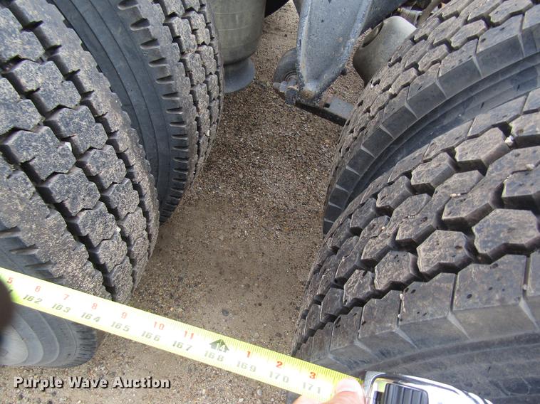 image for item DD8837 2000 Freightliner FLD semi truck