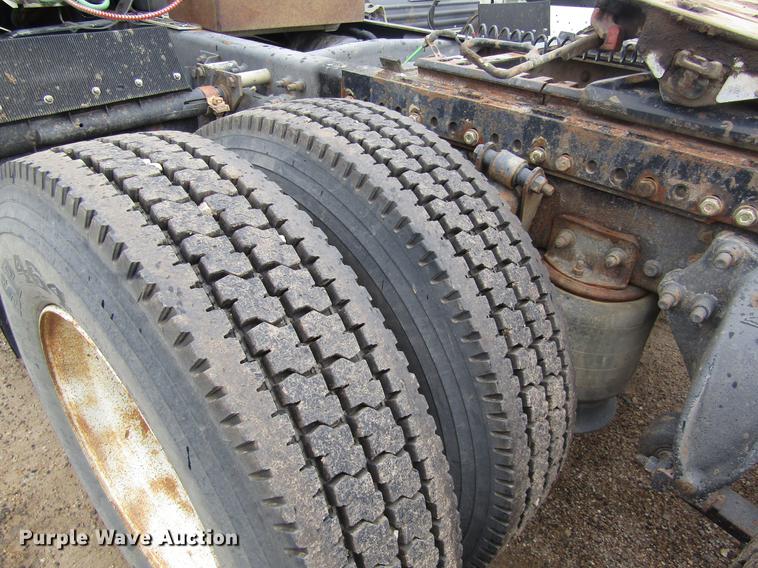 image for item DD8837 2000 Freightliner FLD semi truck