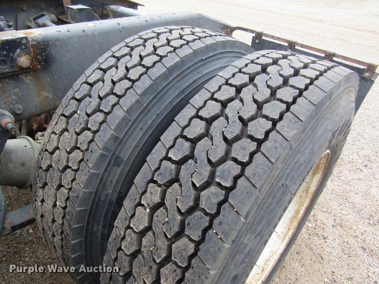 image for item DD8837 2000 Freightliner FLD semi truck