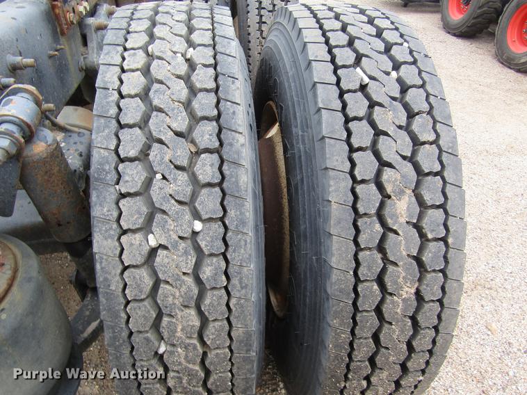 image for item DD8837 2000 Freightliner FLD semi truck