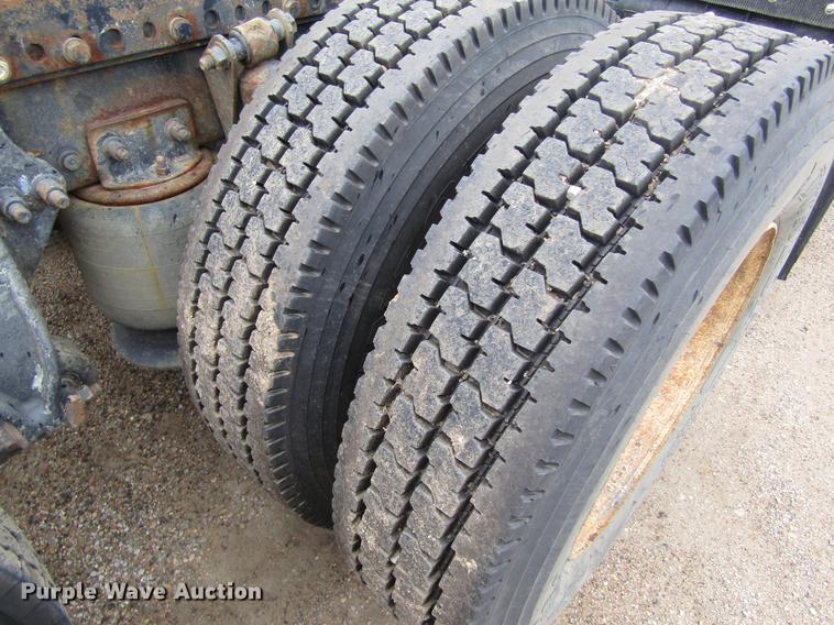 image for item DD8837 2000 Freightliner FLD semi truck