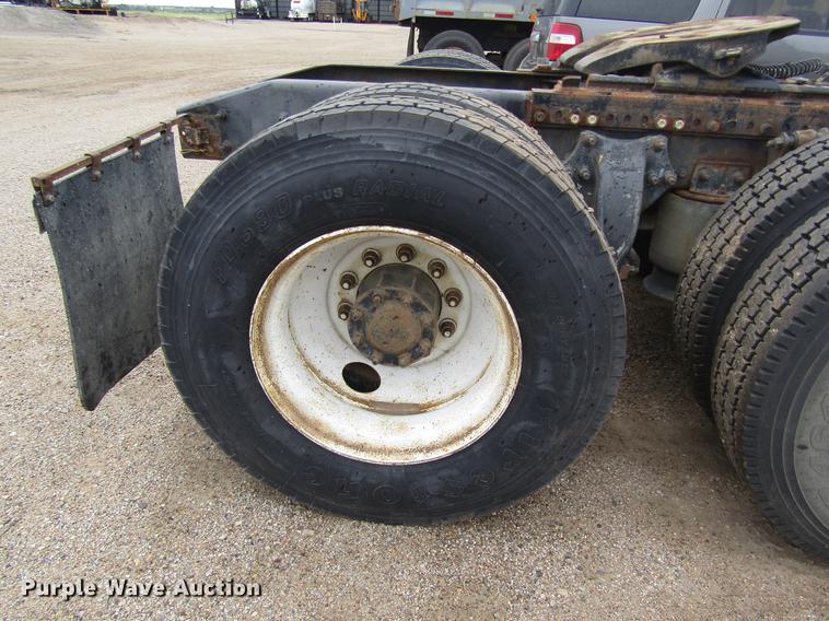 image for item DD8837 2000 Freightliner FLD semi truck