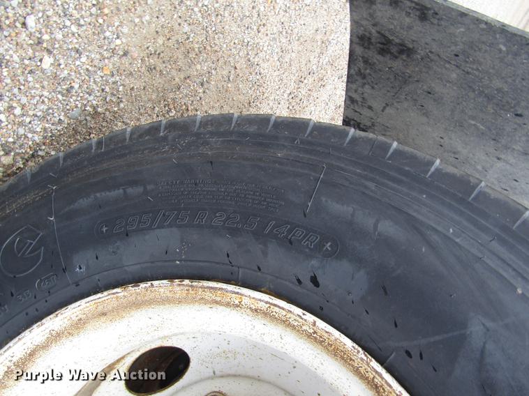 image for item DD8837 2000 Freightliner FLD semi truck