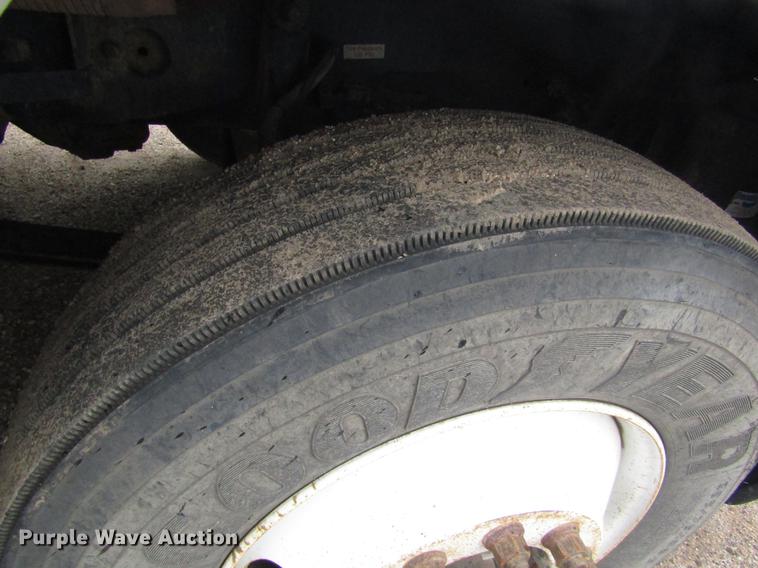 image for item DD8837 2000 Freightliner FLD semi truck