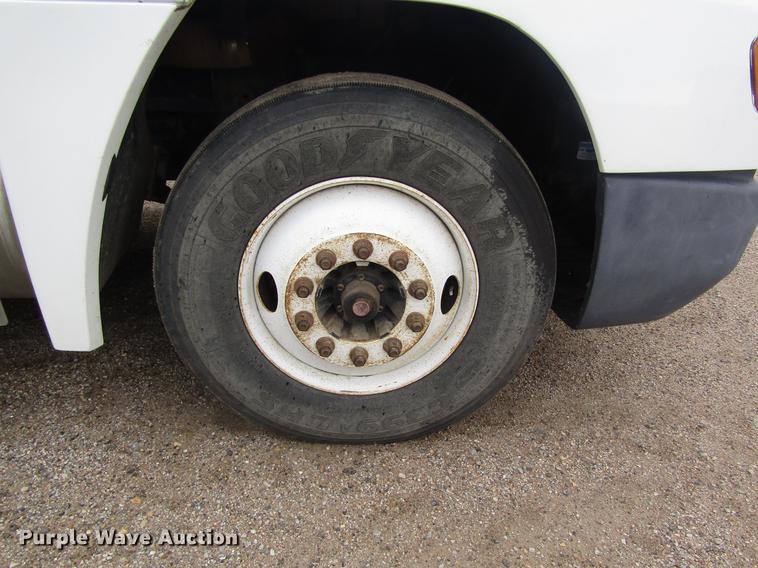 image for item DD8837 2000 Freightliner FLD semi truck