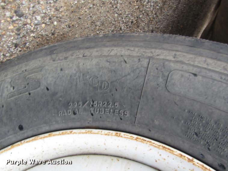 image for item DD8837 2000 Freightliner FLD semi truck