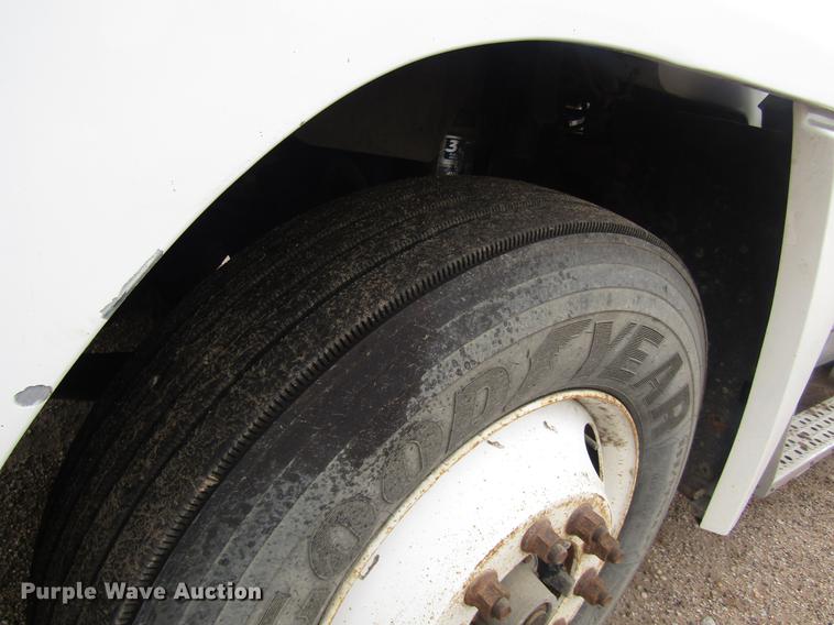 image for item DD8837 2000 Freightliner FLD semi truck