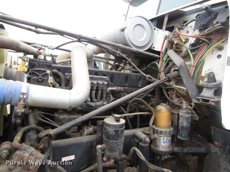 image for item DD8837 2000 Freightliner FLD semi truck