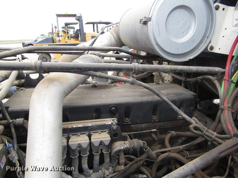 image for item DD8837 2000 Freightliner FLD semi truck