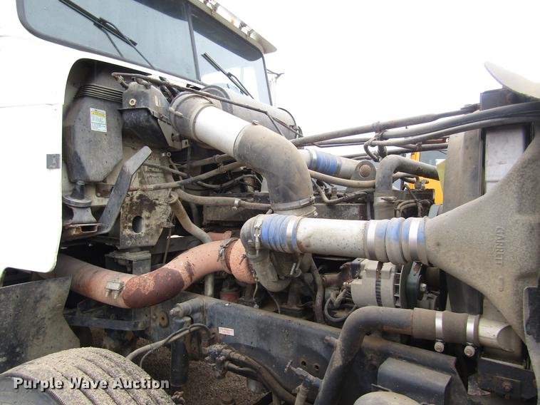 image for item DD8837 2000 Freightliner FLD semi truck