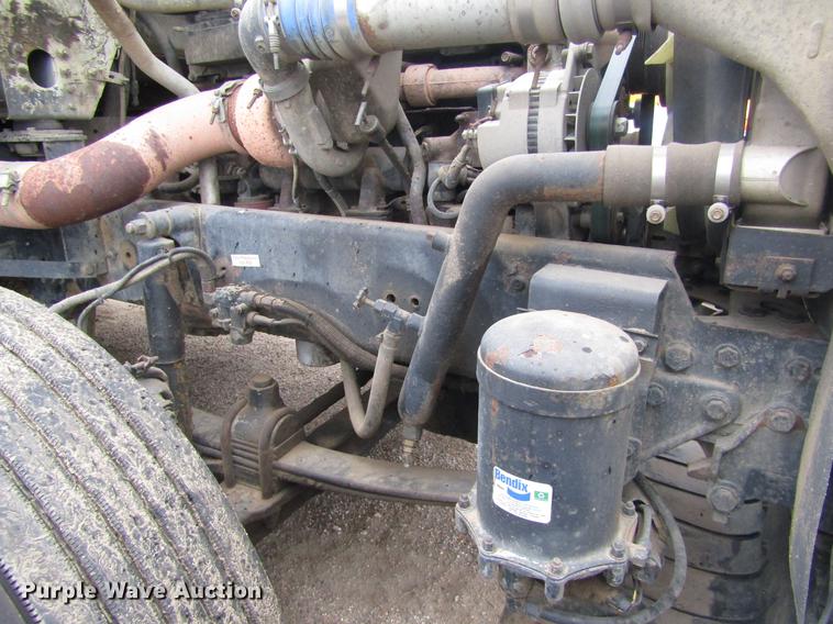 image for item DD8837 2000 Freightliner FLD semi truck