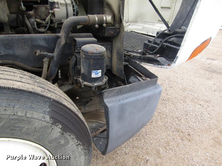 image for item DD8837 2000 Freightliner FLD semi truck