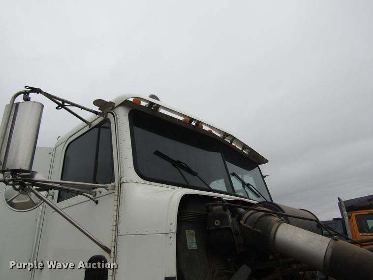 image for item DD8837 2000 Freightliner FLD semi truck