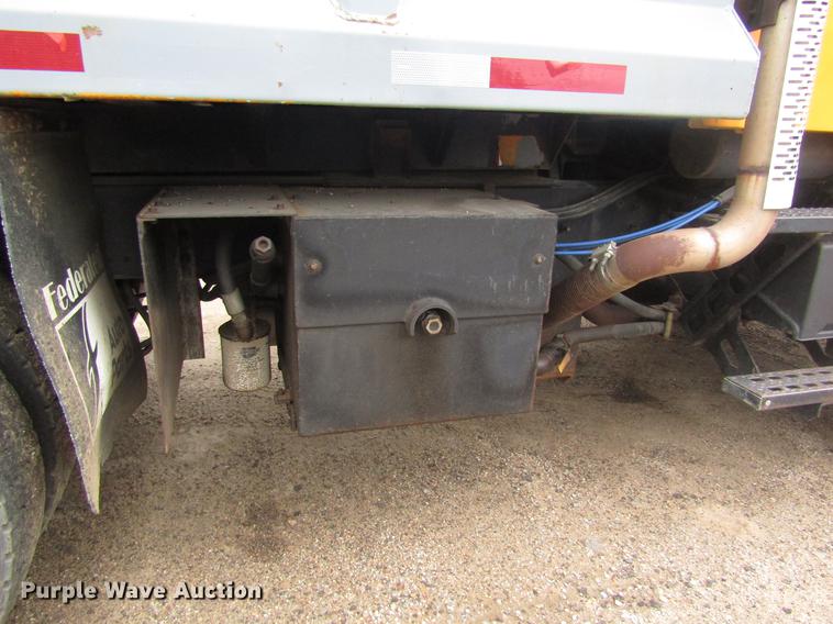 image for item DD8839 1998 Ford LTLA9000 Louisville dump truck