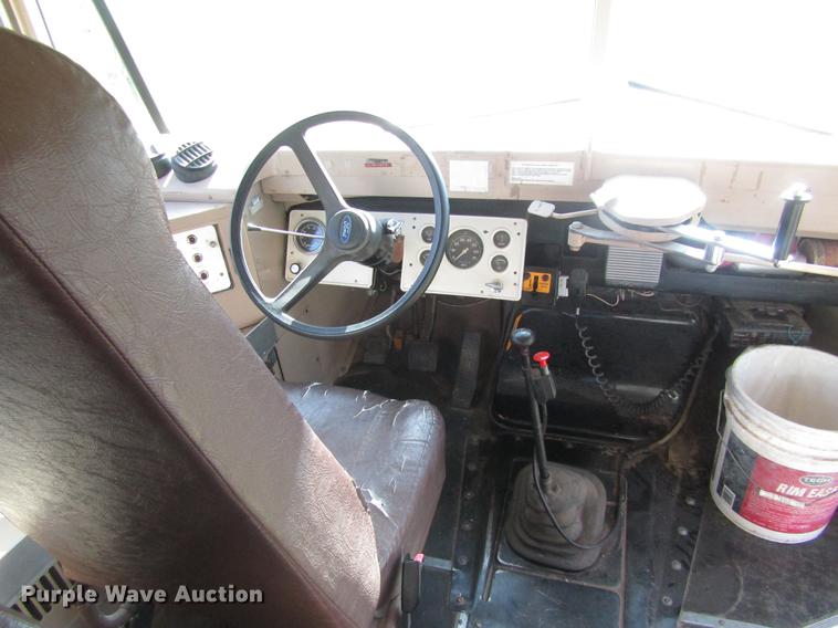 image for item DD8868 1993 Ford B700 school bus