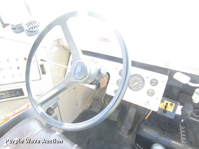 image for item DD8868 1993 Ford B700 school bus