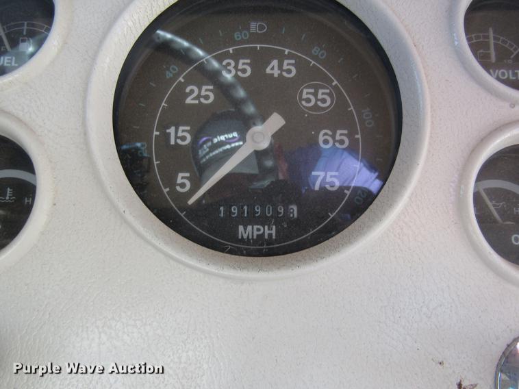 image for item DD8868 1993 Ford B700 school bus